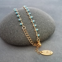 Pulsera/tobillera con cuentas de oro - cuentas extra pequeñas de color azul bebé - cadena ajustable de oro tenue - delicado estilo minimalista delgado pequeño regalo