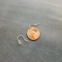Pendientes de estrella minimalistas, pendiente de estrella de oro diminuto, pendiente colgante de estrella de oro, pendientes de estrella de oro pequeños, pendiente mini estrella que desea pendiente de estrella