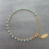 Pulsera/tobillera con cuentas de oro - cuentas extra pequeñas de color azul bebé - cadena ajustable de oro tenue - delicado estilo minimalista delgado pequeño regalo