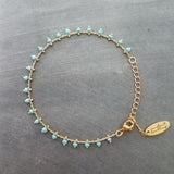 Pulsera/tobillera con cuentas de oro - cuentas extra pequeñas de color azul bebé - cadena ajustable de oro tenue - delicado estilo minimalista delgado pequeño regalo