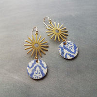 Pendientes de sol de oro azul, pendiente marroquí, pendiente de corcho, pendiente blanco azul, pendiente de patrón de azulejos, colgante de rayos de sol, 2,5 pulgadas de largo, sol