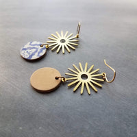 Pendientes de sol de oro azul, pendiente marroquí, pendiente de corcho, pendiente blanco azul, pendiente de patrón de azulejos, colgante de rayos de sol, 2,5 pulgadas de largo, sol