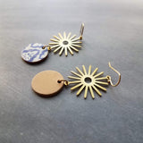 Pendientes de sol de oro azul, pendiente marroquí, pendiente de corcho, pendiente blanco azul, pendiente de patrón de azulejos, colgante de rayos de sol, 2,5 pulgadas de largo, sol
