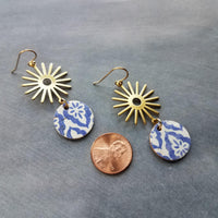 Pendientes de sol de oro azul, pendiente marroquí, pendiente de corcho, pendiente blanco azul, pendiente de patrón de azulejos, colgante de rayos de sol, 2,5 pulgadas de largo, sol
