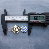 Pendientes de sol de oro azul, pendiente marroquí, pendiente de corcho, pendiente blanco azul, pendiente de patrón de azulejos, colgante de rayos de sol, 2,5 pulgadas de largo, sol