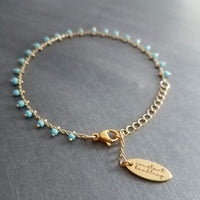 Pulsera/tobillera con cuentas de oro - cuentas extra pequeñas de color azul bebé - cadena ajustable de oro tenue - delicado estilo minimalista delgado pequeño regalo