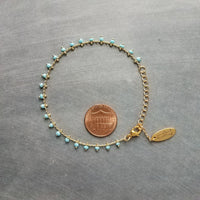 Pulsera/tobillera con cuentas de oro - cuentas extra pequeñas de color azul bebé - cadena ajustable de oro tenue - delicado estilo minimalista delgado pequeño regalo