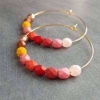 Pendientes de aro con cuentas - cuentas rosas rojas, aros de oro grandes, pendiente de verano, pendiente tropical, pendiente atrevido, pendiente de aro colorido, color brillante