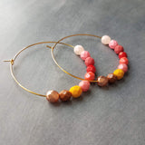 Pendientes de aro con cuentas - cuentas rosas rojas, aros de oro grandes, pendiente de verano, pendiente tropical, pendiente atrevido, pendiente de aro colorido, color brillante