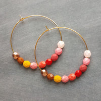 Pendientes de aro con cuentas - cuentas rosas rojas, aros de oro grandes, pendiente de verano, pendiente tropical, pendiente atrevido, pendiente de aro colorido, color brillante