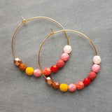 Pendientes de aro con cuentas - cuentas rosas rojas, aros de oro grandes, pendiente de verano, pendiente tropical, pendiente atrevido, pendiente de aro colorido, color brillante
