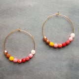 Pendientes de aro con cuentas - cuentas rosas rojas, aros de oro grandes, pendiente de verano, pendiente tropical, pendiente atrevido, pendiente de aro colorido, color brillante