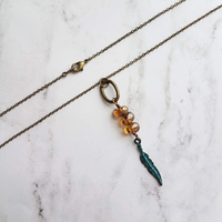 Collar de plumas largas, pluma delicada, colgante de plumas, pluma de pátina verdigris, collar de bronce, cadena de latón antiguo, pluma de color turquesa