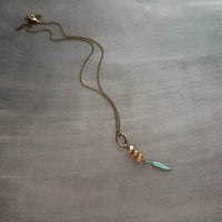 Collar de plumas largas, pluma delicada, colgante de plumas, pluma de pátina verdigris, collar de bronce, cadena de latón antiguo, pluma de color turquesa